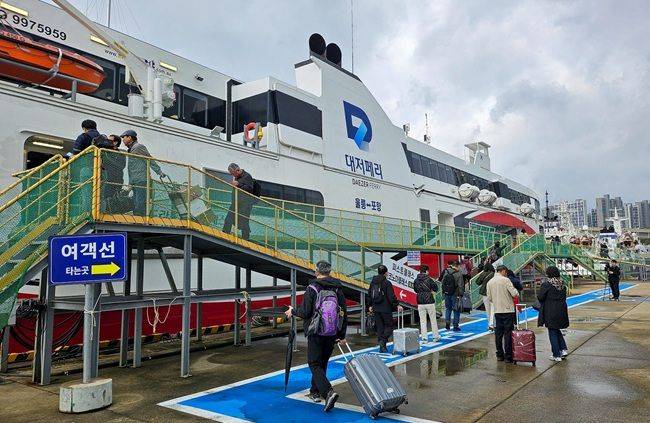 지난 10일 포항~울릉 구간을 오가는 엘도라도 익스프레스호에 승선 중인 여객들 모습. ⓒ한국해양교통안전공단