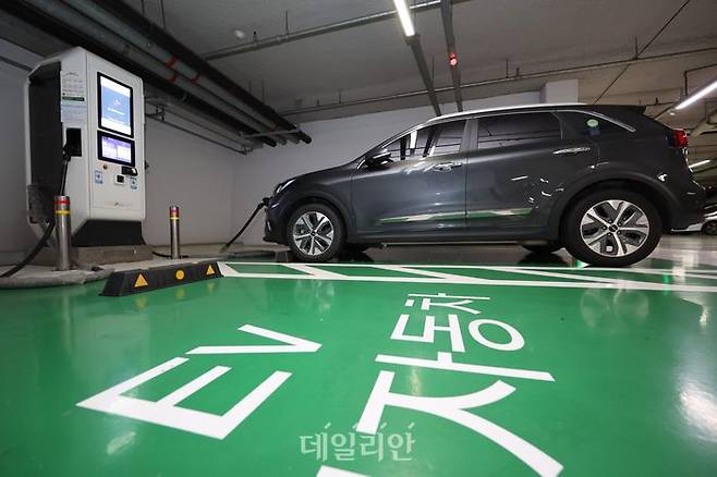 전기차 충전소에서 전기차가 충전되고 있다. ⓒ뉴시스