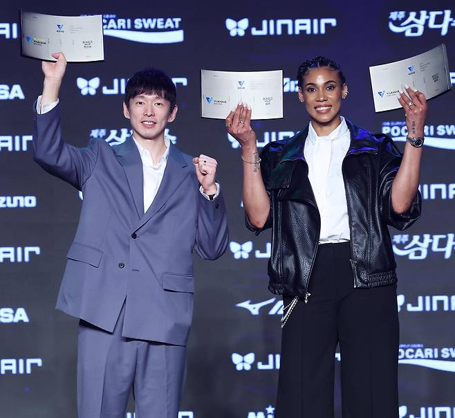 13일 서울 광진구 그랜드워커힐호텔에서 열린 프로배구 2025∼2026 V리그 시상식에서 정규리그 최우수선수(MVP)로 뽑힌 남자부 대한항공 한선수(왼쪽), 여자부 GS칼텍스 실바가 트로피를 들고 활짝 웃고 있다. 뉴스1