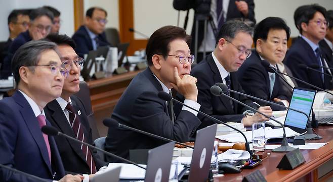 이재명 대통령이 14일 청와대에서 열린 비상경제점검회의 겸 국무회의에서 보고를 받고 있다. 청와대통신사진기자단