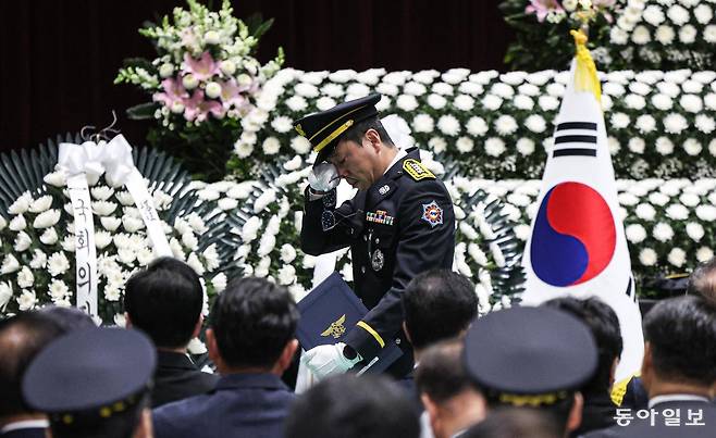 14일 오전 전남 완도군 농어민문화체육센터에서 고(故) 박승원 소방경과 고(故) 노태영 소방교의 영결식이 엄수되고 있는 가운데 완도소방서 오동현 소방장이 추도사를 마친 뒤 눈물을 흘리며 자리로 돌아가고 있다. 완도=이한결 기자 always@donga.com