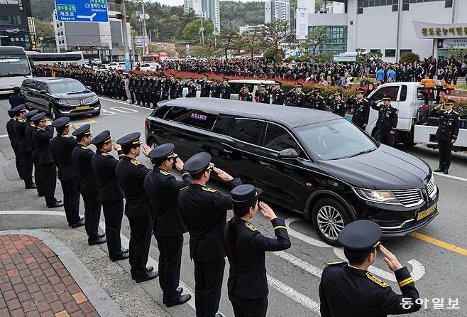 14일 오전 전남 완도군 농어민문화체육센터에서 고(故) 박승원 소방경과 고(故) 노태영 소방교의 영결식이 엄수된 뒤 소방관들이 도열해 운구차를 향해 거수경례하고 있다. 완도=이한결 기자 always@donga.com