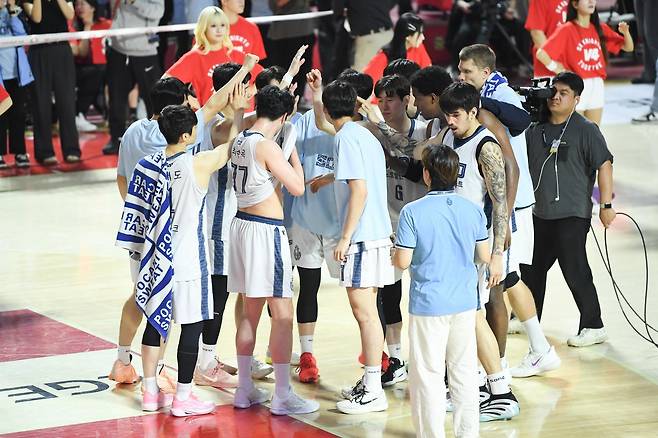 소노 선수들이 14일 서울 송파구 잠실학생체육관에서 열린 2025~2026시즌 프로농구 6강 플레이오프 SK나이츠와의 경기에서 80-72로 승리한 뒤 세리머니를 하고 있다. 뉴스1