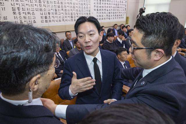 박상용 검사가 14일 국회 '윤석열 정권 정치검찰 조작 기소 의혹 사건 진상규명' 국정조사특별위원회에서 열린 쌍방울 대북 송금 사건 관련 청문회에서  증인 선서를 거부한 뒤 거부의 이유를 구두로 설명할 수 있는 기회를 요구하다 서영교 위원장의 명령으로 경위의 안내를 받아 퇴장하고 있다. [연합뉴스]
