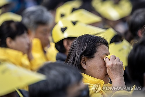 지난 2025년 4월 16일 경기 안산시 화랑유원지에서 열린 ‘세월호 참사 11주기 기억식’에서 유가족들이 눈물을 흘리고 있다.  [사진공동취재단=연합뉴스]