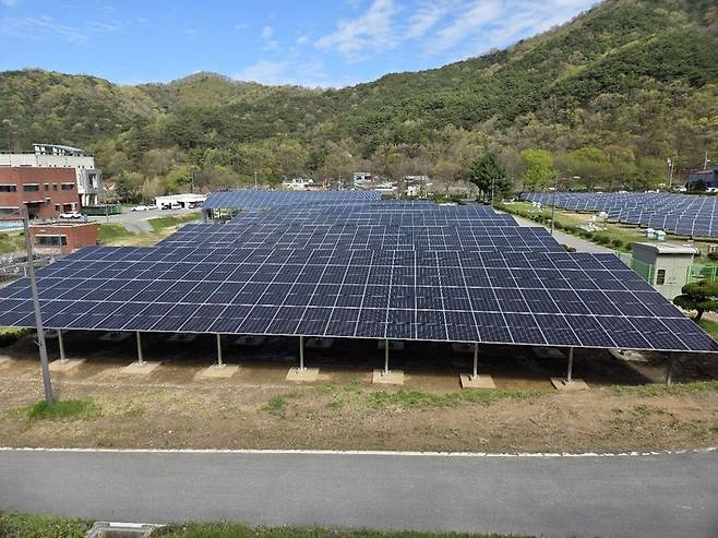 광주광역시 상수도사업본부가 민·관 협력을 통해 동구 용연정수장에 300㎾ 규모의 태양광 발전소<사진>를 설치해 자체 발전한 태양광 에너지로 수돗물을 생산하는 탄소중립 모델을 전국 최초로 구축했다. 광주광역시 제공