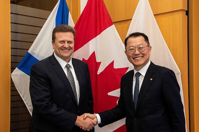 김희철 한화오션 대표(오른쪽)가 캐나다 헬리팩스에서 더크 레스코 어빙조선소 사장과 면담 후 기념촬영을 하고 있다.  한화오션 제공