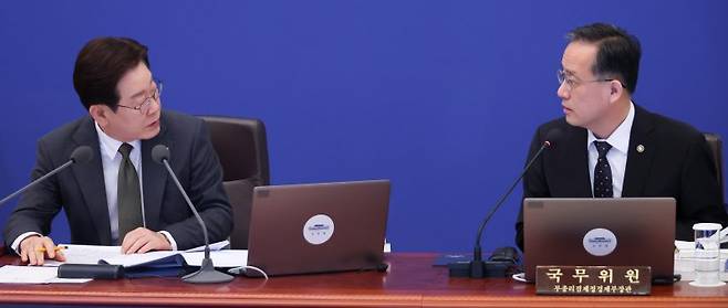 이재명 대통령이 14일 청와대에서 열린 국무회의 겸 비상경제점검회의에서 이형일 재정경제부 제1차관에게 질의하고 있다. 뉴시스