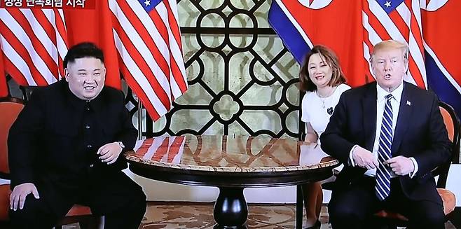 지난 2019년 2월 28일 트럼프 미국 대통령과 김정은 북한 노동당 총비서가 베트남 하노이의 소피텔 레전드 메트로폴 호텔에서 확대 정상회담을 하는 모습이 TV에 중계되고 있다. 뉴스1