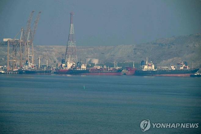 호르무즈 해협에 발이 묶여 있는 유조선들.연합뉴스