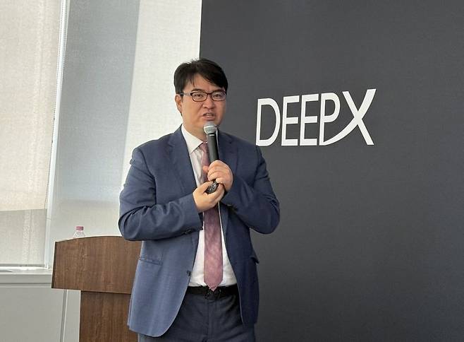 김녹원 딥엑스 대표가 14일 경기 판교 본사에서 기자간담회를 열고 발표를 진행하고 있다. 사진=최혜림 기자