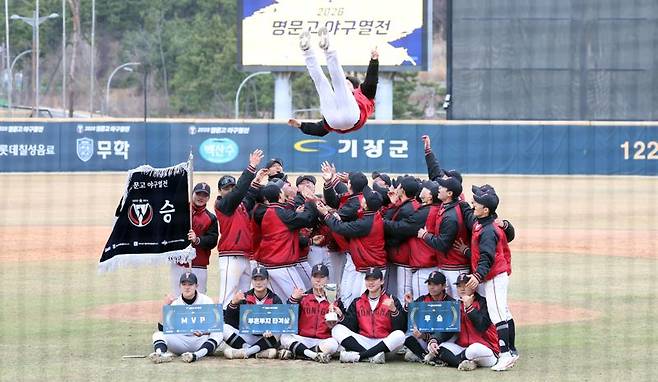 지난 3월 5일 부산 기장현대차드림볼파크에서 열린 2026 명문고야구열전 결승전에서 용마고가 우승을 차지했다. 마산용마고 선수들이 진민수 감독을 헹가래 치고 있다. 사진=박범준 기자