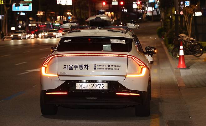 같은 시각 매봉역 인근 도로에서 운행을 준비 중인 자율주행 택시. 김정효 기자 hyopd@hani.co.kr