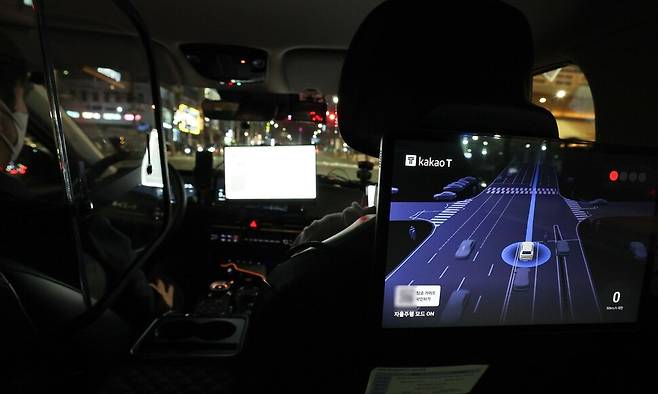지난 8일 밤 서울 강남구 매봉역 인근 도로에서 모의 운행 중인 자율주행 택시 뒷좌석 모니터에 이용객을 위한 현재 도로 상황이 표시되어 있다. 김정효 기자 hyopd@hani.co.kr