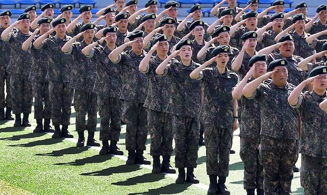 충남 논산 연무읍 육군훈련소에서 2025년 6월12일 신병교육을 마친 젊은이들이 거수경례하며 “충성”을 외치고 있다.