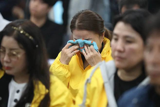 2019년 10월31일 오전 서울 서울 중구 포스트타워에서 열린 세월호 참사 구조수색 적정성 조사내용 중간발표 기자간담회에서 세월호 참사 희생자 유가족들이 눈물을 흘리고 있다. 백소아 기자 thanks@hani.co.kr