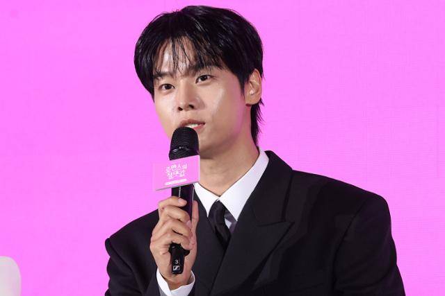 배우 차학연이 14일 서울 구로구 더세인트에서 열린 쿠팡플레이 '로맨스의 절댓값' 제작발표회에서 인사말을 하고 있다. 연합뉴스