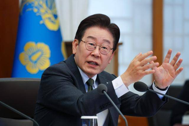 이재명 대통령이 14일 오전 청와대에서 열린 제16회 국무회의 겸 제5차 비상경제점검회의에서 발언하고 있다. 왕태석 선임기자