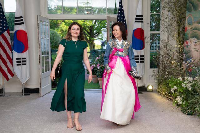 2023년 4월 26일 미국 워싱턴 백악관에서 당시 조 바이든 미국 대통령 부부 주최로 열린 윤석열 대통령 부부 공식 환영 만찬에 당시 하원의원이었던 미셸 스틸(오른쪽) 주한 미국대사가 한복 차림으로 등장하고 있다. EPA·연합뉴스