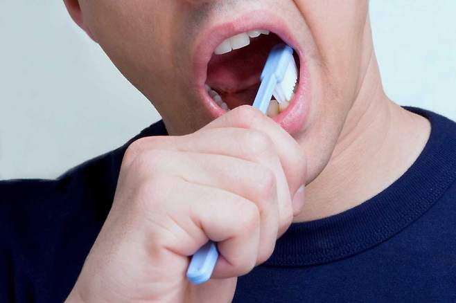 양치질은 되도록 2분 이상 해야 한다. /클립아트코리아