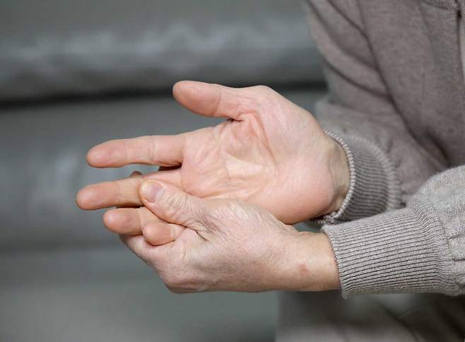 새끼손가락에 저림 증상이 지속된다면 팔꿈치 신경이 눌려 발생하는 '주관증후군'일 수 있어 단순한 혈액순환 문제로 넘기지 말고 정확한 진단을 받아야 한다.​/사진=클립아트코리아
