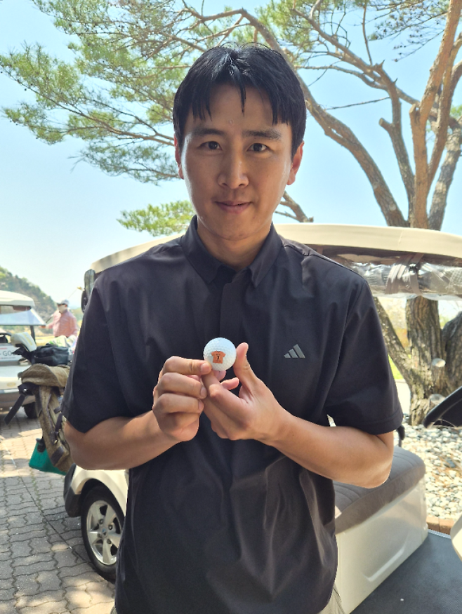 13일 경기도 용인 코리아CC에서 열린 2026 축구인골프대회에 참석해 팬이 선물해 준 골프공을 선보이는 구자철 제주 어드바이저. 사진=공동취재단