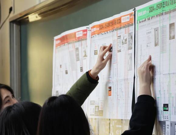 최근 입시 커뮤니티에서 SK하이닉스 계약학과에 대한 관심이 급증하면서 의대 지원이 가능한 최상위권 학생들까지 진학을 고민하는 흐름이 커지고 있다. [사진=연합뉴스]