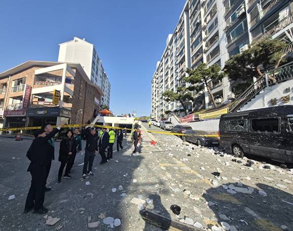 지난 13일 새벽에 발생한 청주시 흥덕구 봉명동 상가 가스폭발 사고로 아파트와 차량 등이 피해를 입은 모습. [사진=청주시]