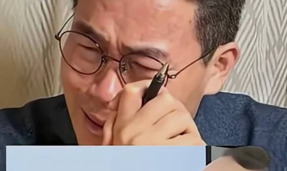 전 씨가 수척해진 윤 전 대통령 모습을 보고 눈물을 훔치고 있다. [사진=유튜브 @전한길뉴스 1waynews ]