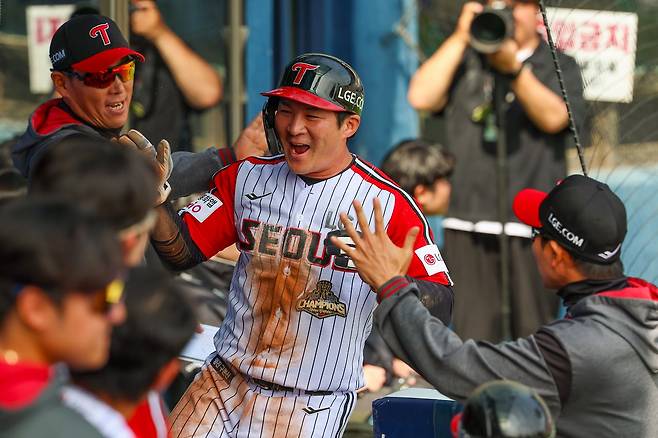 베테랑 유격수 오지환의 미소가 요즘 LG의 들뜬 분위기를 고스란히 말해준다. 7연승을 앞세워 공동선두로 올라선 LG는 14일 롯데와 잠실 홈경기에서 8연승을 노린다. [사진 LG 트윈스]