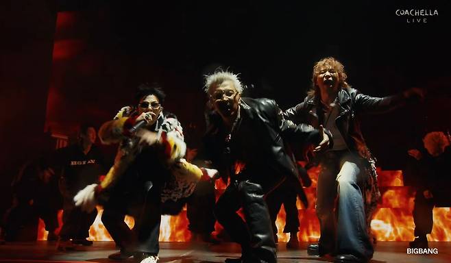 12일(현지시간) 미국 캘리포니아주 로스앤젤레스(LA) 인디고에서 열린 코첼라 페스티벌 야외무대에서 K팝 아티스트 빅뱅이 첫 주 주말 야외무대 피날레를 장식하고 있다. 왼쪽부터 빅뱅 멤버 지드래곤, 태양, 대성. [사진 코첼라 유튜브 캡처]