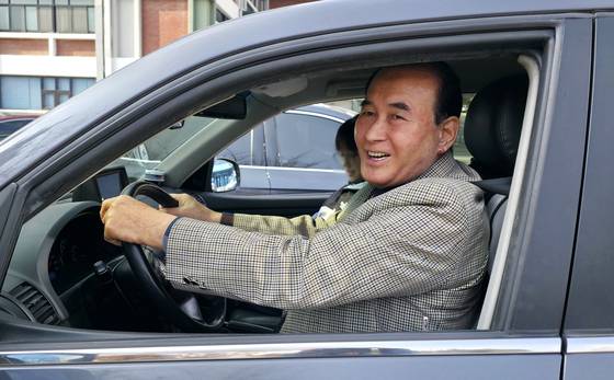 박도규씨가 차량 운전대를 잡은 모습. 운전면허 갱신을 언제 했냐는 질문에 "안전운전 할테니 걱정하지 말라"며 너스레를 떨었다. 김성태 객원기자