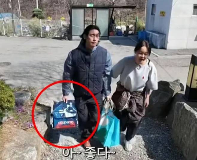 한 유명 가수가 쿠팡 프레시백을 캠핑장에 가져 간 영상이 나와 논란이 됐다. 사진 유튜브 캡처