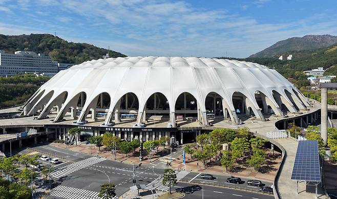 오는 6월12~13일 'BTS 월드투어 in 부산' 공연이 열릴 것으로 예상되는 부산사직아시아드주경기장 일대 전경. 송봉근 객원기자