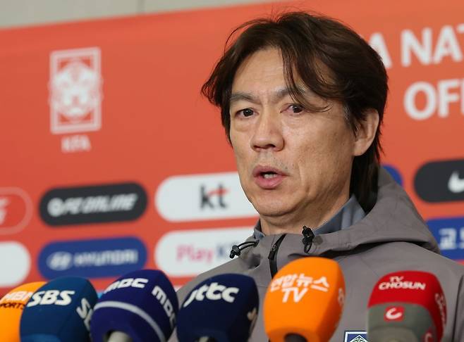 2026 북중미 월드컵 소집 전 마지막 평가전을 마치고 돌아온 축구대표팀 홍명보 감독이 2일 인천국제공항 제2터미널을 통해 귀국해 취재진의 질문에 답하고 있다./사진=뉴스1