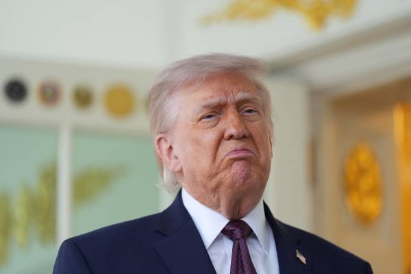 도널드 트럼프 미국 대통령이 13일(현지 시간) 백악관 집무실 앞에서 기자들과 대화하고 있다. AP 연합뉴스