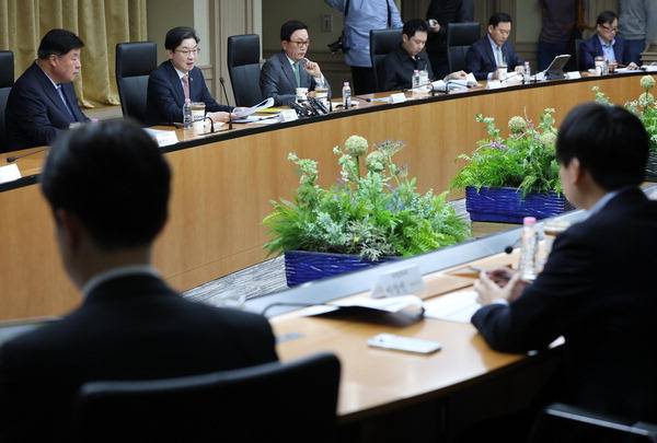 이억원 금융위원장이 14일 중구 예금보험공사에서 열린 국민성장펀드 2차 전략위원회에서 발언을 하고 있다. 연합뉴스