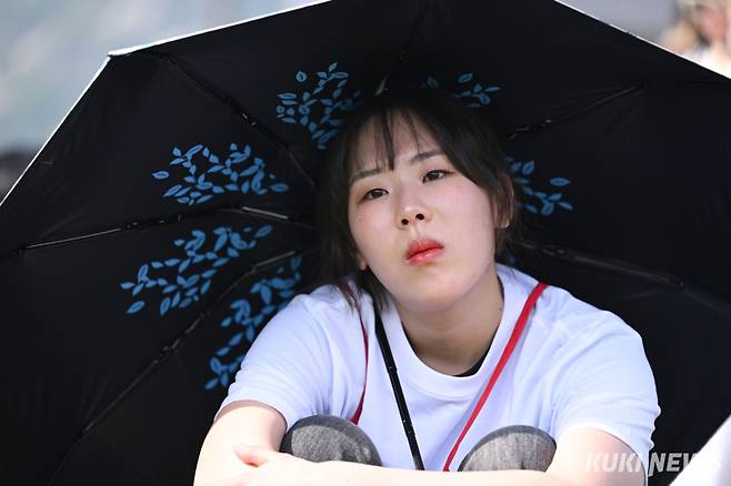 14일 서울 광화문광장에서 열린 ‘2026 광화문 멍때리기 대회’에서 한 참가자가 멍하니 앉아 있다.