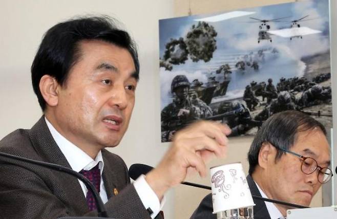 안규백 국방부 장관이 14일 국회에서 열린 국방위원회 전체 회의에서 의원 질의에 답하고 있다. 연합뉴스