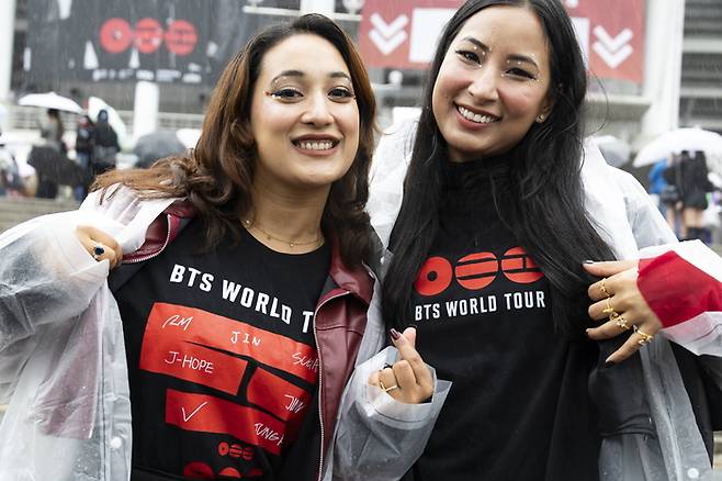 4월 9일 고양종합운동장에서 열린 BTS의 콘서트를 보기 위해  모인 팬들이 포즈를 취하고 있다. EPA연합뉴스