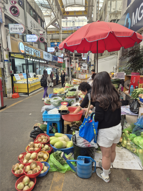 경남 창원시 성산구 반송시장에서 한 시민이 장을 보고 있다. [창원 최승균 기자]