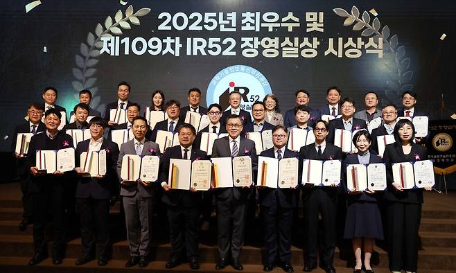 14일 서울 전쟁기념관 피스앤파크 컨벤션에서 열린 IR52 장영실상 시상식에서 위정환 매일경제 대표, 이은영 과학기술정보통신부 연구성과혁신관, 구자균 한국산업기술진흥협회 회장(맨 뒷줄 왼쪽 여섯째부터)이 수상자들과 기념촬영을 하고 있다.  김재훈 기자