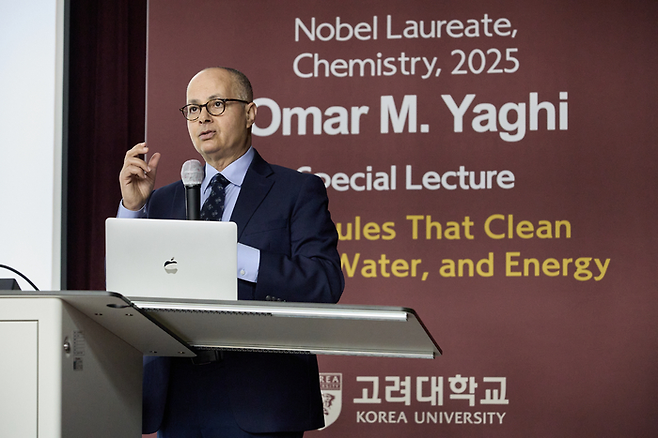 2025년 노벨화학상 수상자인 오마르 야기 UC버클리 교수가 14일 고려대 석좌교수 임용 기념 특강에서 발언하고 있다. [고려대]