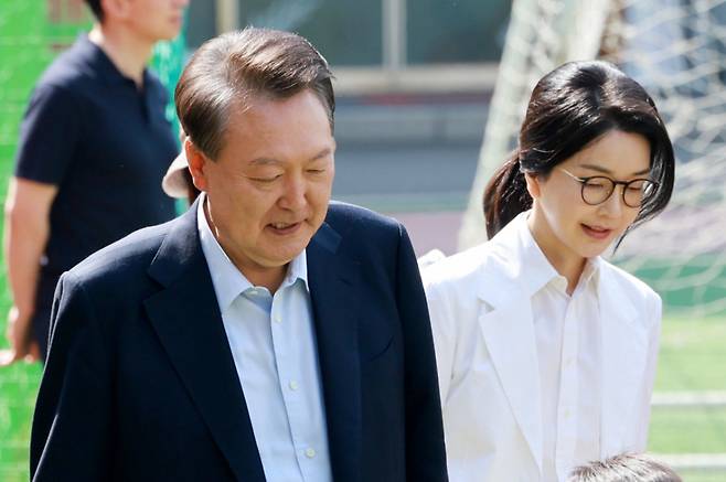 윤석열 전 대통령 내외가 제21대 대통령선거일인 지난해 6월3일 오전 서울 서초구 원명초등학교에 마련된 서초4동 제3투표소로 향하고 있다. /사진=뉴시스