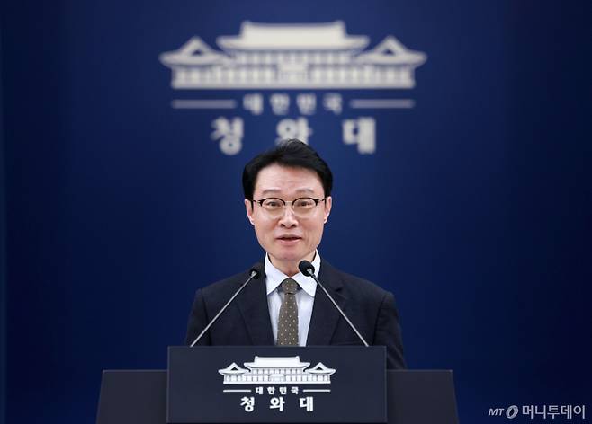 [서울=뉴시스] 고범준 기자 = 이규연 홍보소통수석이 22일 청와대 춘추관에서 정부 인사 관련 브리핑을 하고 있다.   이재명 대통령은 이날 신현송 현 국제결제은행(BIS) 통화경제국장을 신임 한국은행 총재 후보자로 지명했다. 2026.03.22. bjko@newsis.com /사진=고범준