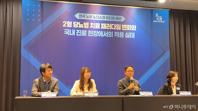 왼쪽부터 류영상 조선의대 조선대학교병원 내분비대사내과 교수, 조윤경 울산의대 서울아산병원 내분비내과 교수, 박철영 성균관의대 강북삼성병원 내분비내과 교수가 14일 개최된 미디어세션에서 당뇨병 관련 설명을 하고 있다./사진= 박미주 기자