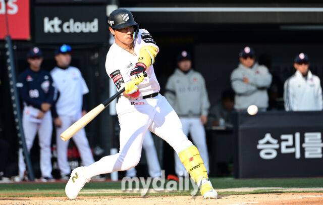 2026년 4월 11일 오후 경기도 수원KT위즈파크에서 열린 '2026 신한 SOL KBO리그' 두산 베어스와 KT 위즈의 경기. KT 안현민이 1회말 2사 후 안타를 치고 있다./마이데일리