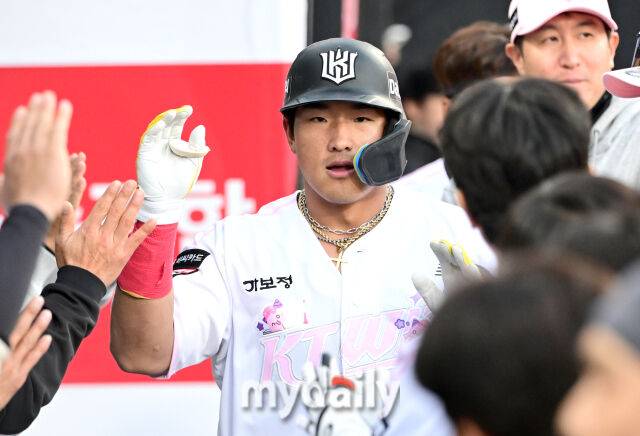 2026년 4월 11일 오후 경기도 수원KT위즈파크에서 열린 '2026 신한 SOL KBO리그' 두산 베어스와 KT 위즈의 경기. KT 안현민이 5회말 선두타자 홈런을 친 뒤 동료들의 축하를 받고 있다./마이데일리
