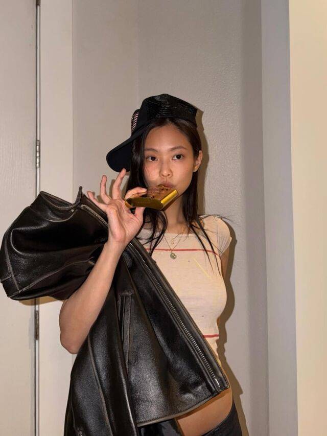 제니가 완벽한 몸매와 독보적인 분위기를 선보였다. / 제니 SNS