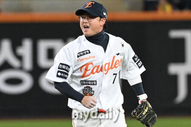 29일 대전 한화생명 볼파크 야구장에서 열린 '2025 신한 SOL 뱅크 KBO 한국시리즈 3차전' LG 트윈스와 한화 이글스 경기. 한화 이도윤이 1회초 1사 1루 오스틴의 타구를 1루 송구해 병살 플레이를 한 후 기뻐하고 있다./마이데일리